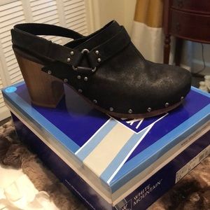 Worn Oncd Black Clogs- White Mountain
